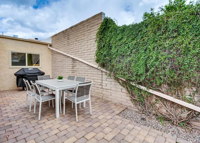 Holiday home Vacation W/ Patios & Pool Access! Tucson
